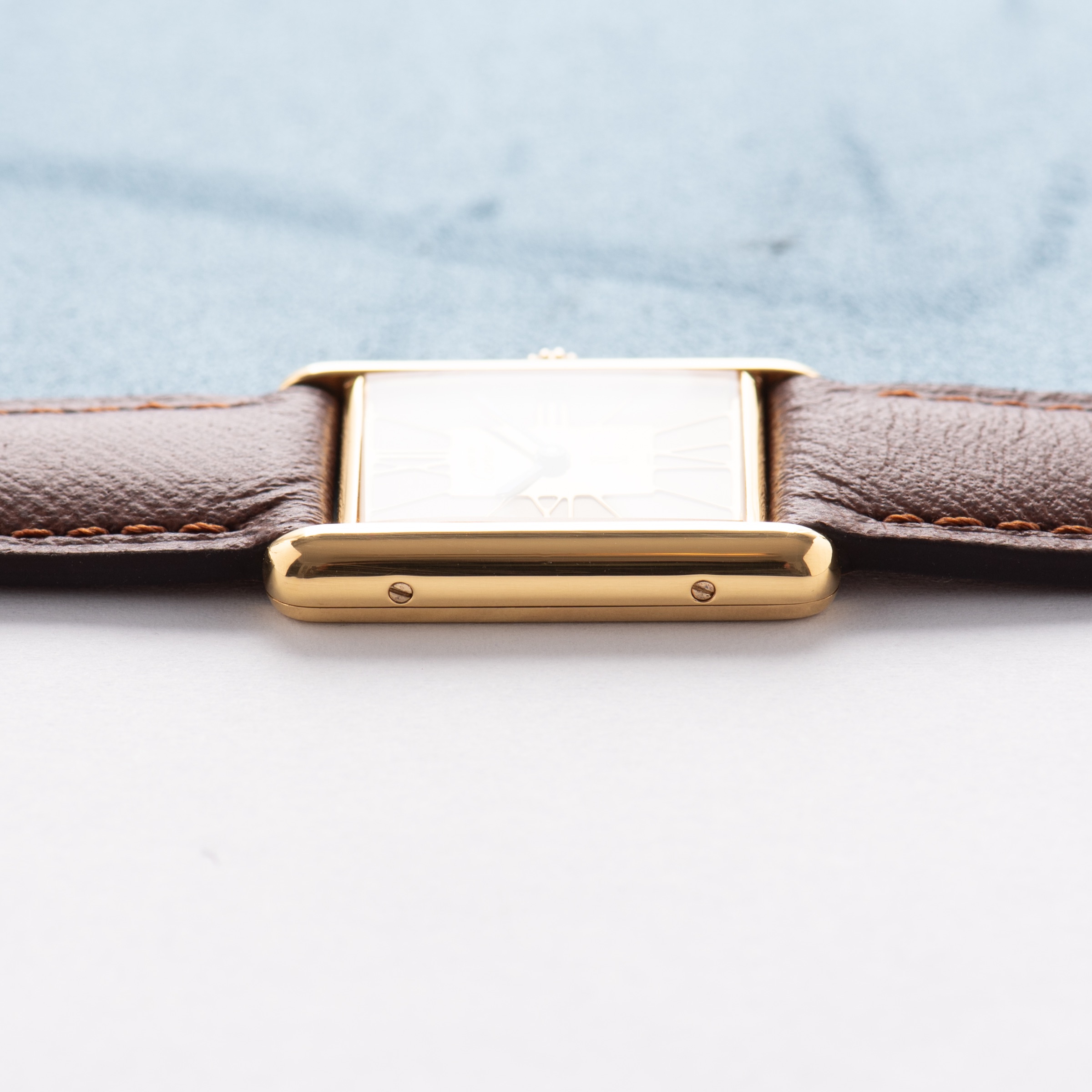 Vue de Cartier Must de Cartier Tank GM — cadran ivoire cloisonné — Réf. 6 81006 — 1980